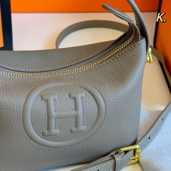 Classic Hermes Bag: A Stylish and Versatile Choice for Elegance - Picture 4 of 10